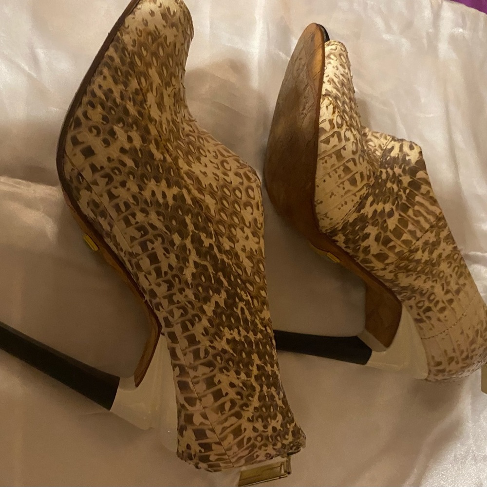 Y2K L.A.M.B. Gwen Stefani Ivory Snakeskin Textured Leather Peep Toe Booties